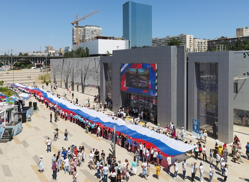 В Волгограде в День России представители народов развернули 60-метровый флаг